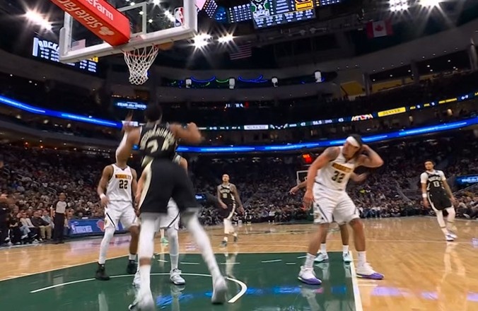 k1体育中国官方网站-一般人可扛不住！字母哥低位背打戈登转身用肘被吹进攻犯规