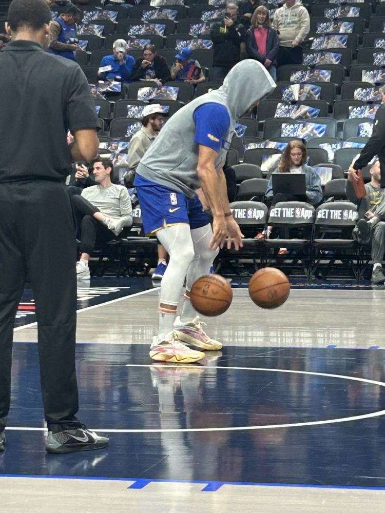 k1体育中国官方网站-致敬！库里训练中上脚安踏欧文3代“中国新年”配色球鞋