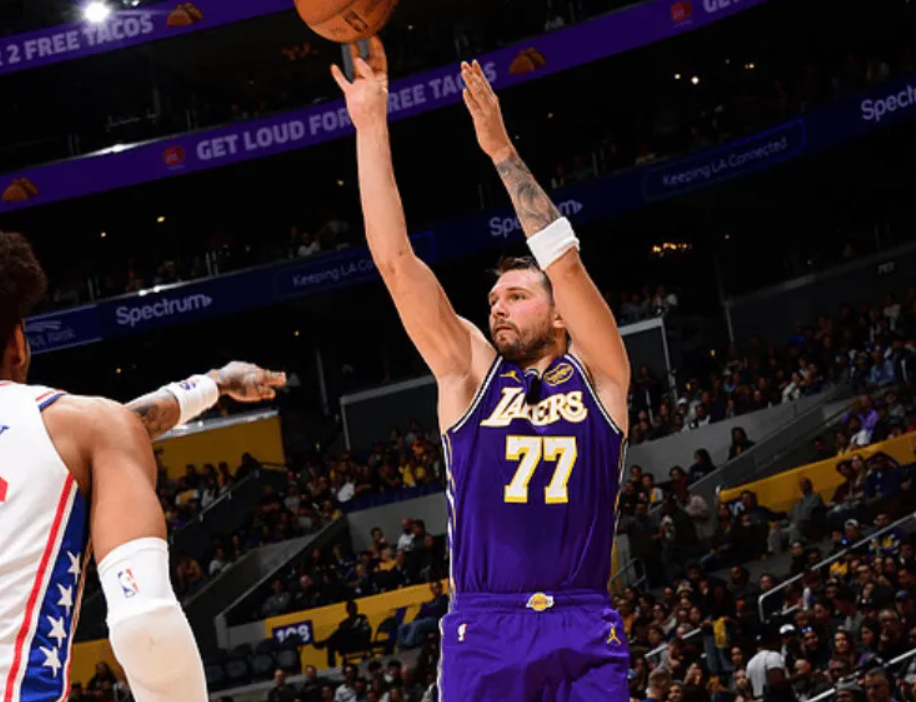 K1体育官方-大逆转!湖人双杀76人,詹姆斯一战连创3大神迹,东契奇腿筋重伤